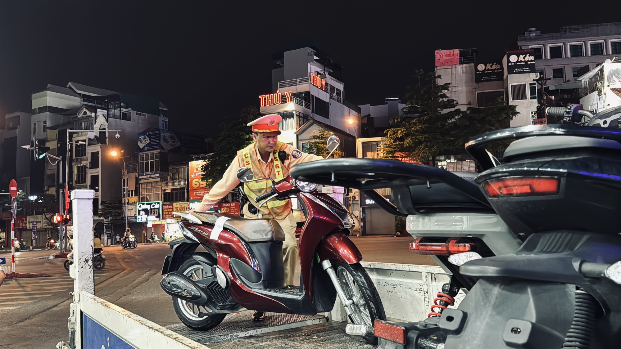 Mát trời, tụ tập uống bia xem bóng đá: Nhiều người bị CSGT xử lý nồng độ cồn - Ảnh 5.