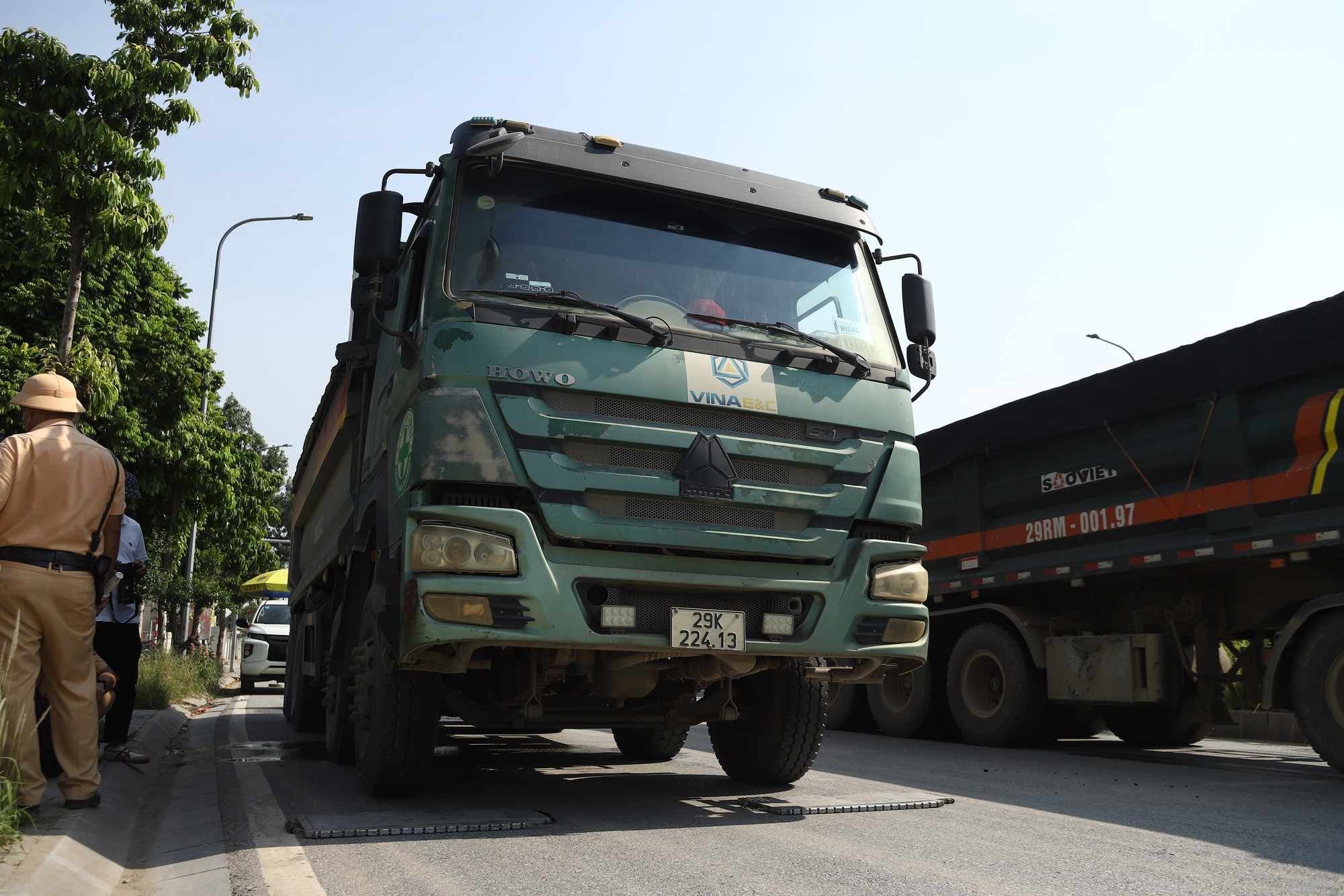 CSGT Hà Nội Tăng Cường Kiểm Soát Xe Tải Chở Vật Liệu Gây Nguy Hiểm Trên Đường