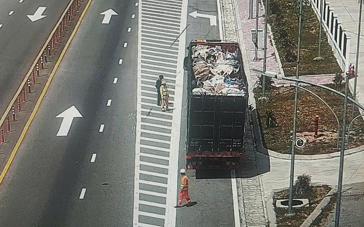Phát hiện tài xế làm rơi kim loại gây hư hỏng cho hàng trăm xe. 