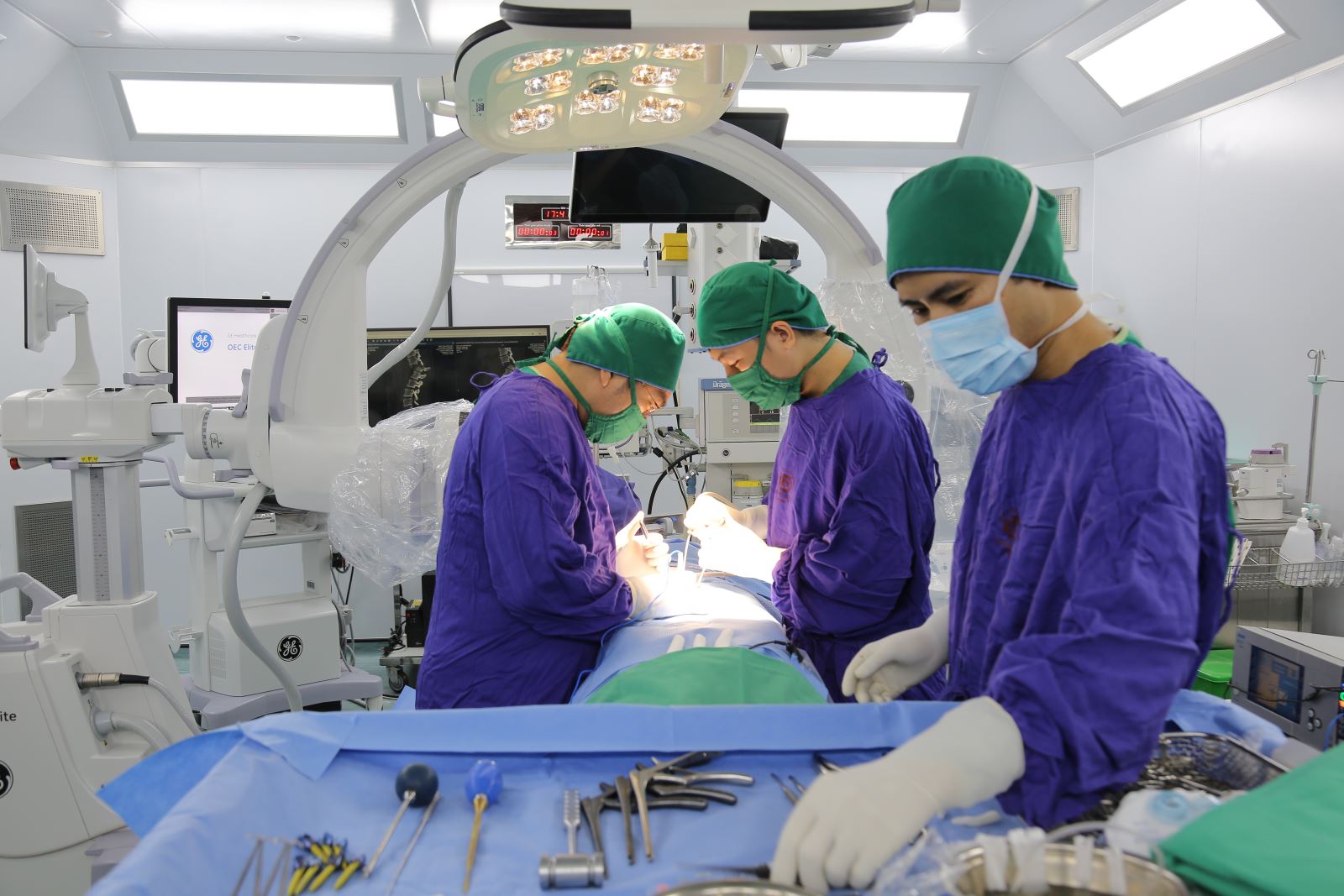Phẫu Thuật Cấp Cứu Khẩn Cấp: Giải Cứu Người Bệnh Chấn Thương Cột Sống Nặng