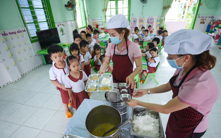 Các trường học ở Hà Nội không được trực tiếp lựa chọn đơn vị cung cấp thực phẩm, suất ăn học đường- Ảnh 4.