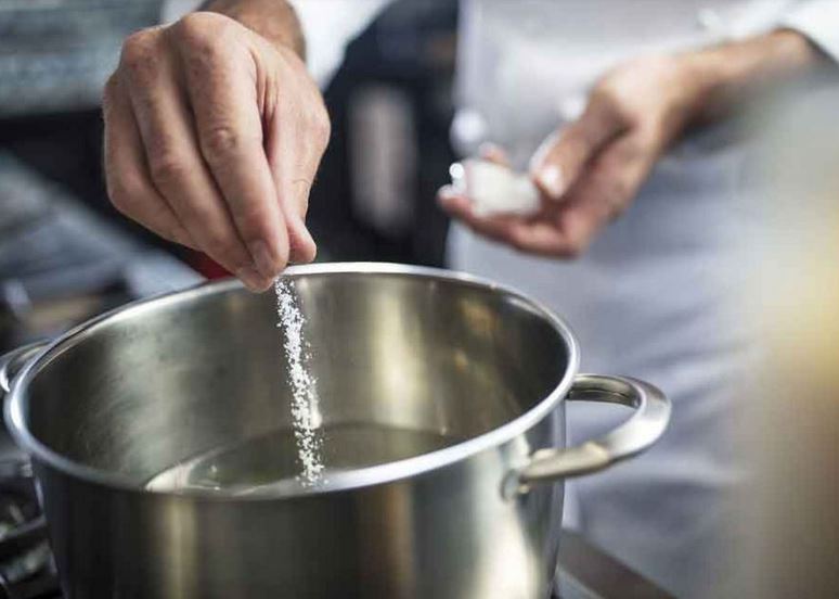 Ăn nhạt kéo dài: khi nào chế độ ít muối trở thành rủi ro?