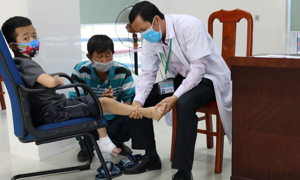 nguoi-khuyet-tat-17033416734061485070574 Bộ Y tế xuất 7 nhóm đối tượng nào khám chữa bệnh tại nhà vẫn được BHYT chi trả? - Ảnh 1.