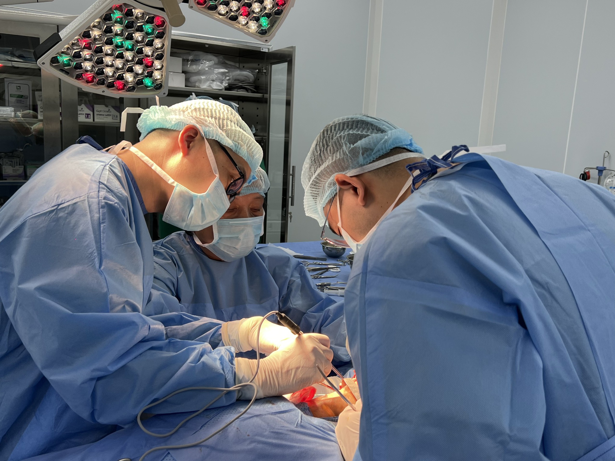 Chủ quan với khối u dưới tai, người bệnh suýt bị liệt mặt- Ảnh 1.