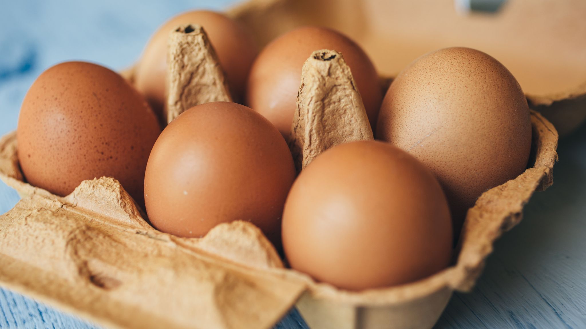 skynews-eggs-money7265952-17871257137942056663947 Một người chết, hàng trăm người nhập viện nghi do ngộ độc trứng nhập khẩu ở Anh - Ảnh 1.