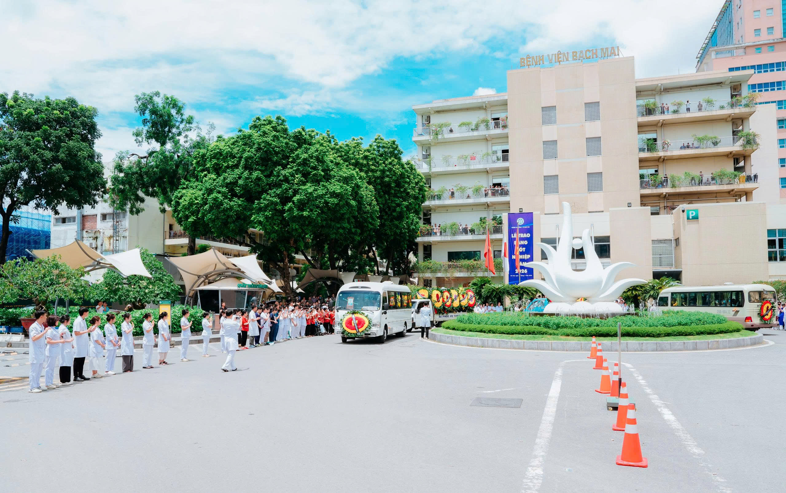 thay-dinh-1-1785568936677915891567 Hàng nghìn học trò chờ ở bệnh viện, trường y xúc động tiễn đưa GS Vũ Văn Đính- Ảnh 6.