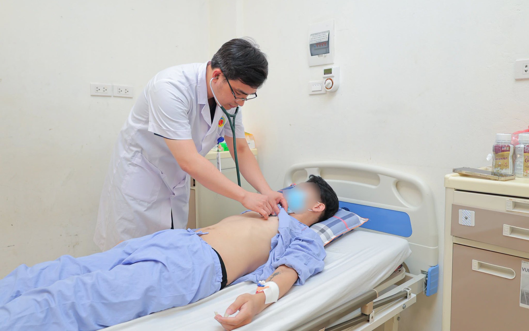 Nhập viện vì bị nhồi máu cơ tim, ung thư do hút thuốc lá hàng chục năm