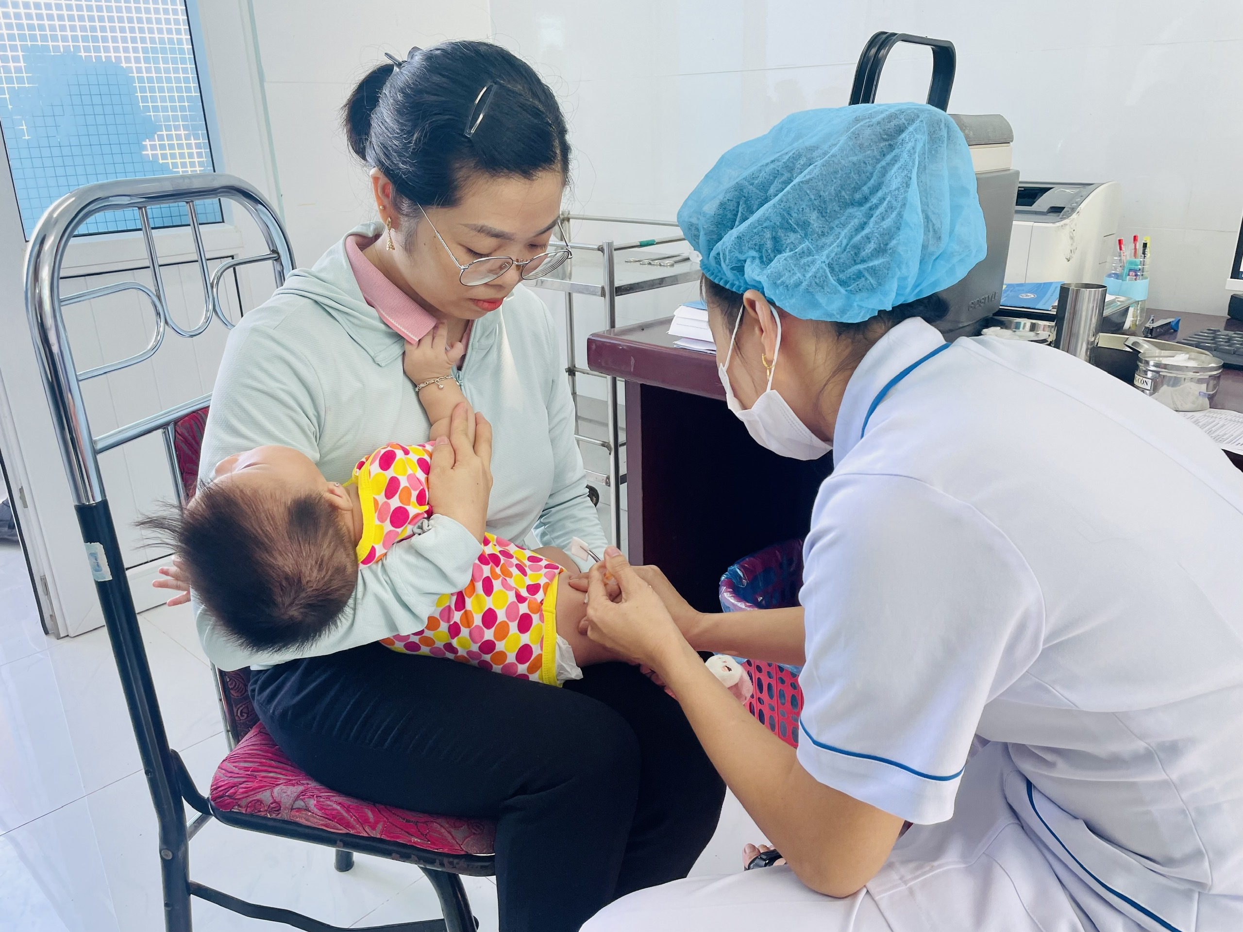 tiem-chung-17233119554961282218714 Bộ Y tế yêu cầu tăng tốc tiêm chủng mở rộng, tránh bỏ sót trẻ - Ảnh 1.
