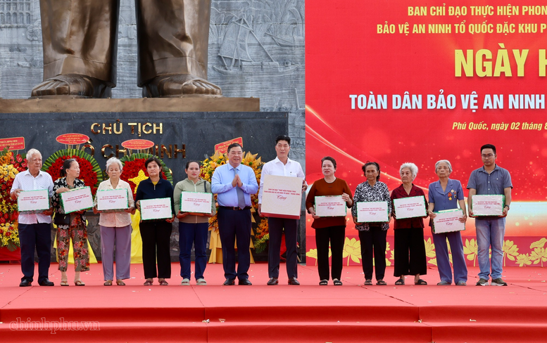 trao-qua-1785659173497673208982 Phó Thủ tướng: Xây dựng Phú Quốc trở thành đơn vị kiểu mẫu về an ninh, trật tự- Ảnh 3.