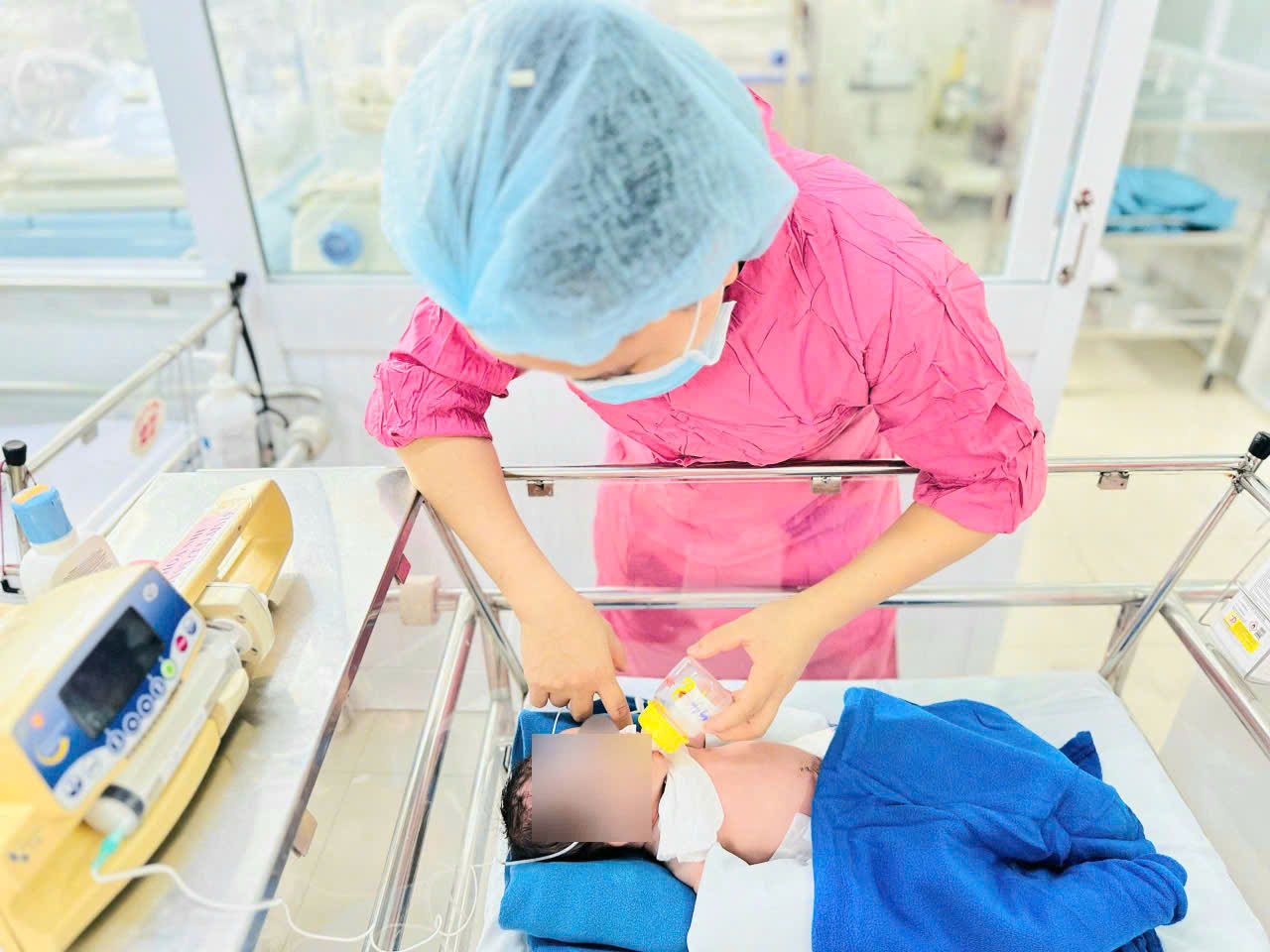 Phẫu Thuật Cứu Sống Trẻ Sơ Sinh Bị Dị Tật Hở Thành Bụng