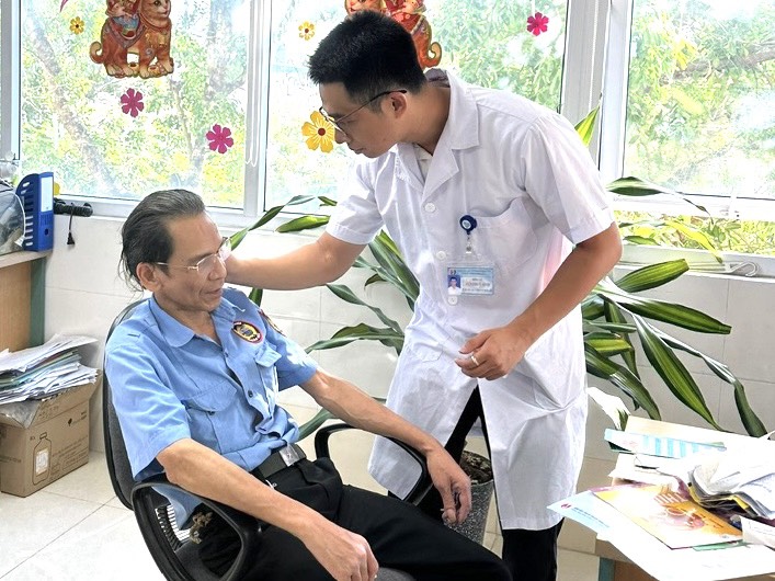 tu-van-cai-nghien-thuoc-la-bang-yhct-1787037185855611733650 Tư vấn cai nghiện thuốc lá: Hơn 275.000 lượt bệnh nhân được hỗ trợ - Ảnh 2.