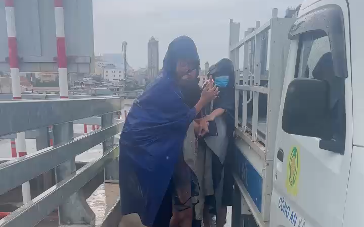 Phản Ứng Kịp Thời Của Lực Lượng CSGT Giải Cứu Người Phụ Nữ Có Ý Định Tự Tử