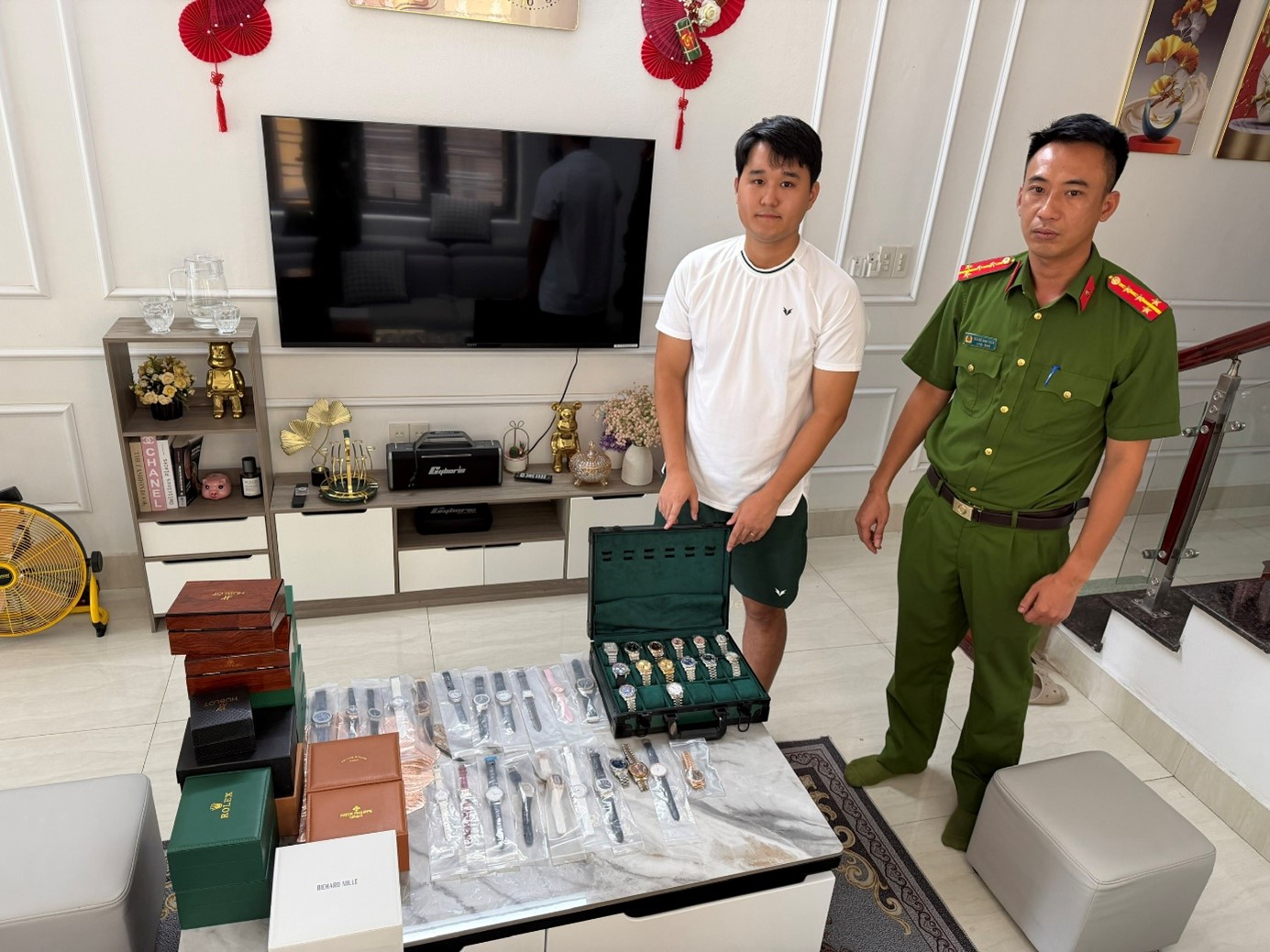 Khởi Tố Hành Vi Buôn Bán Đồng Hồ Giả Tại Quảng Ninh