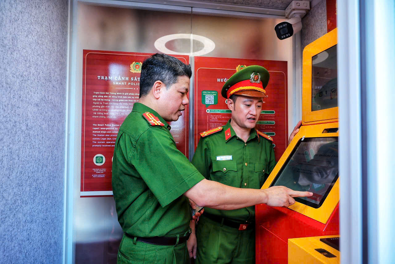 Có gì trong 'Trạm Cảnh sát thông minh' vừa xuất hiện bên hồ Hoàn Kiếm?- Ảnh 2.